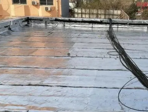二连浩特卫生间漏水维修公司分享下二连浩特屋面楼顶防水刚性防水层施工要点。